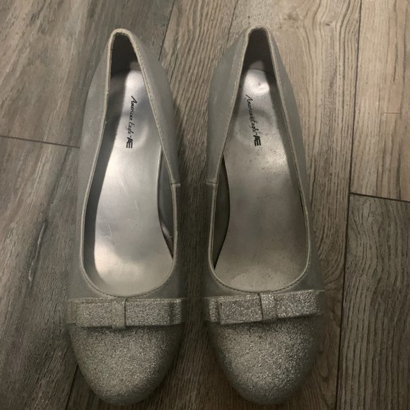 AMERICAN EAGLE SILVER GLITTER PUMPS SIZE 6 - Picture 2 of 8
